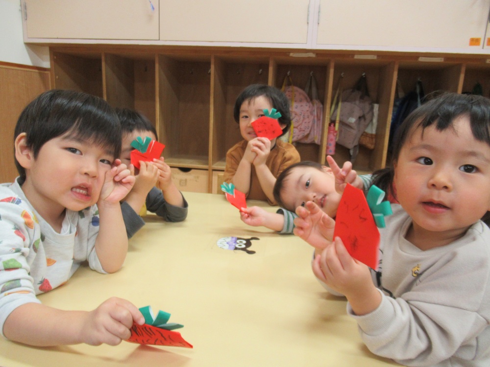 イチゴを持っている子どもたち