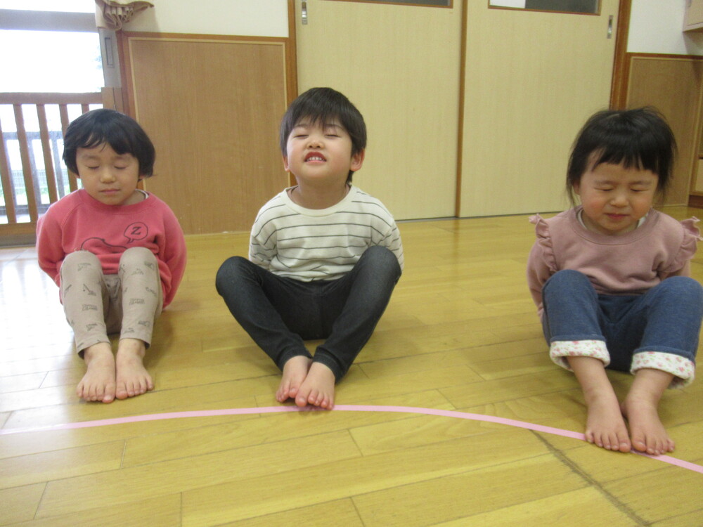 ハンカチ落としをしている子どもたち