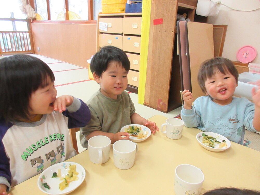 給食を食べている