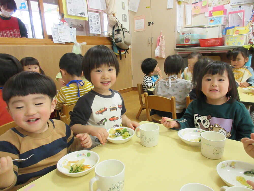 給食を食べている