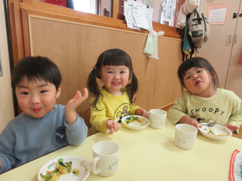 給食を食べている