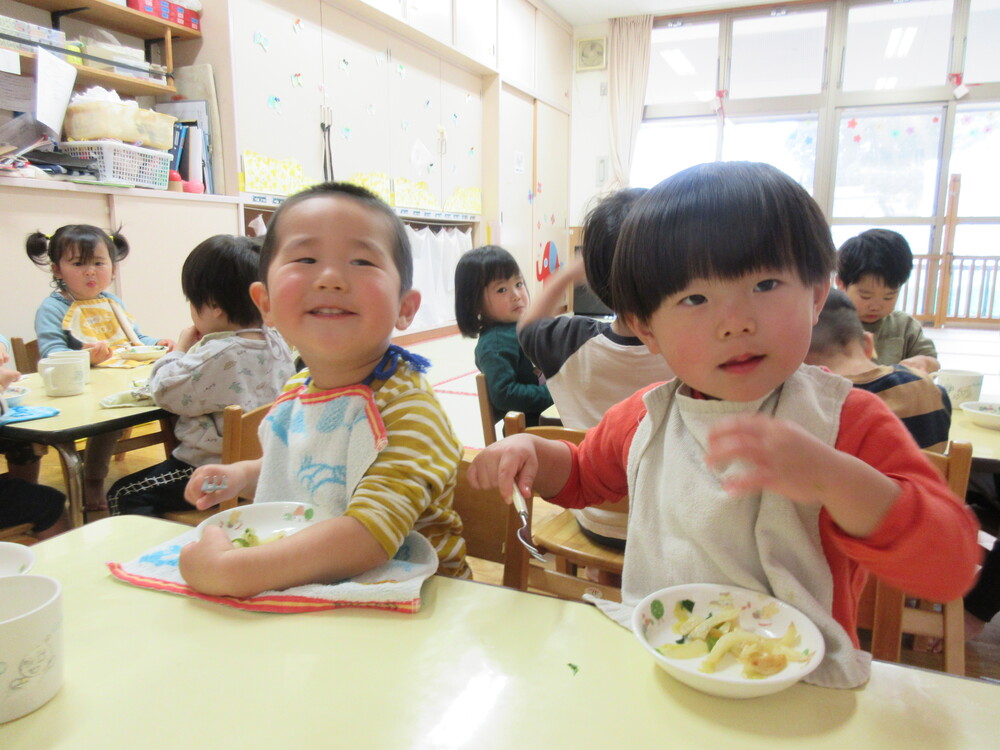 給食を食べている