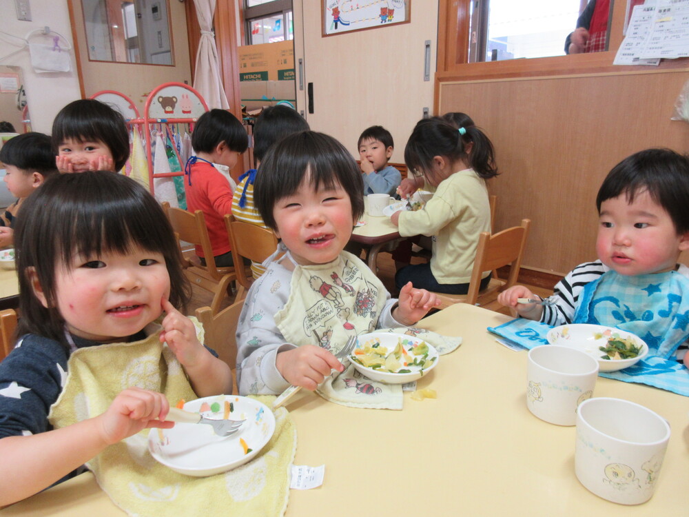 給食を食べている