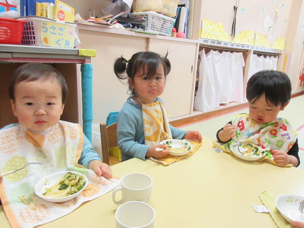 給食を食べている