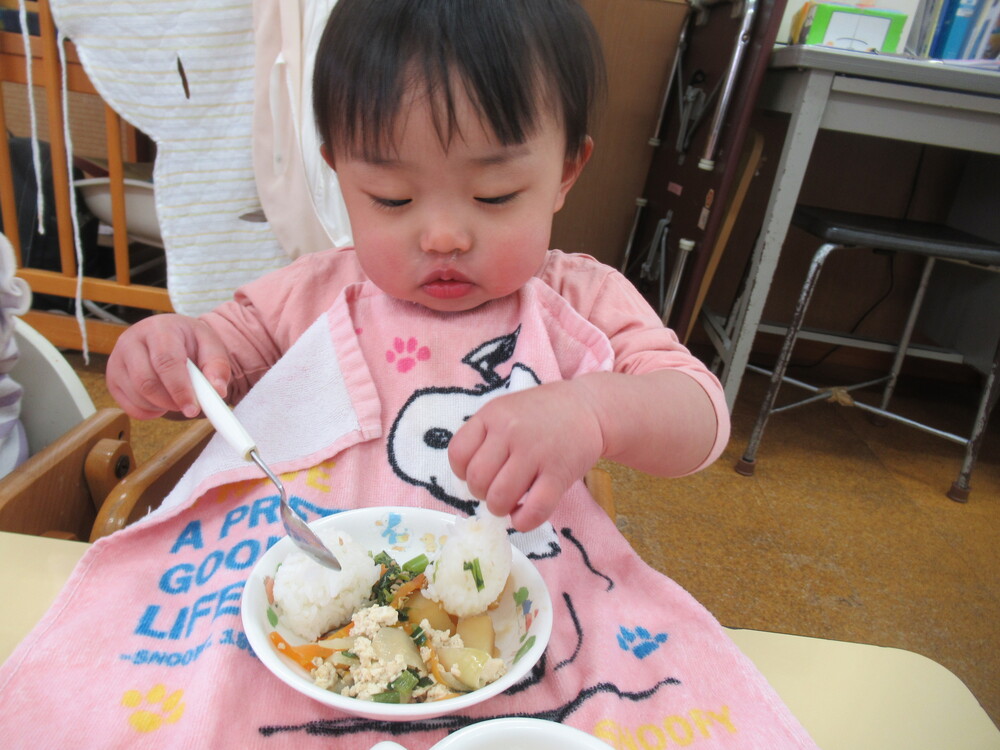 給食を食べる子ども