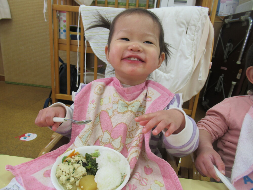 給食を食べる子ども