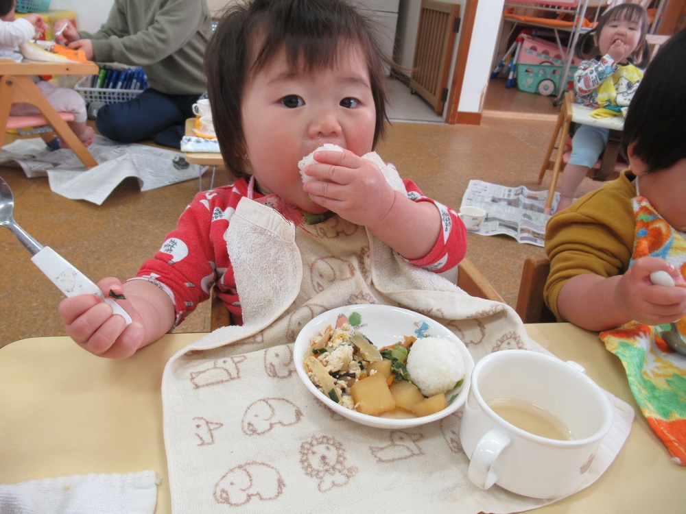 給食を食べる子ども