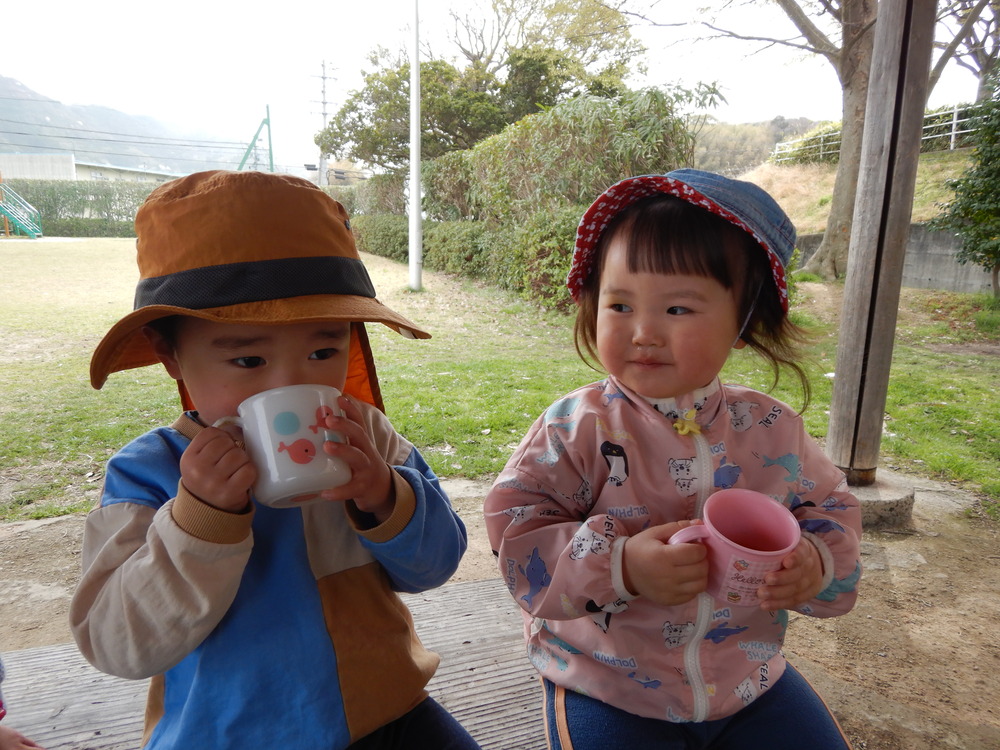 お茶を飲む