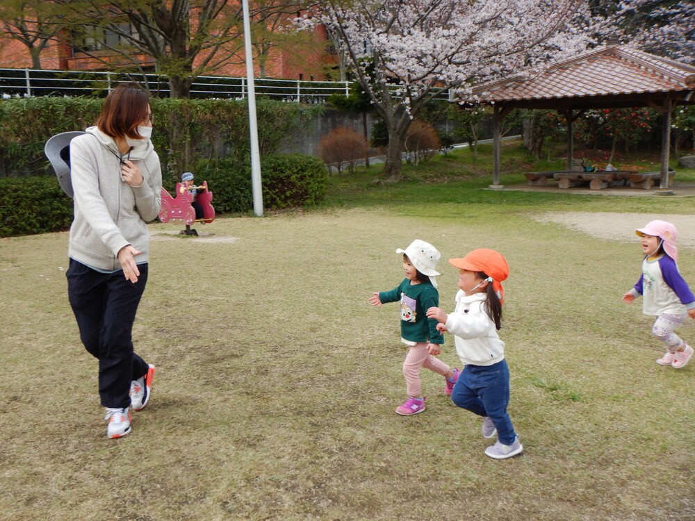 公園で遊ぶ