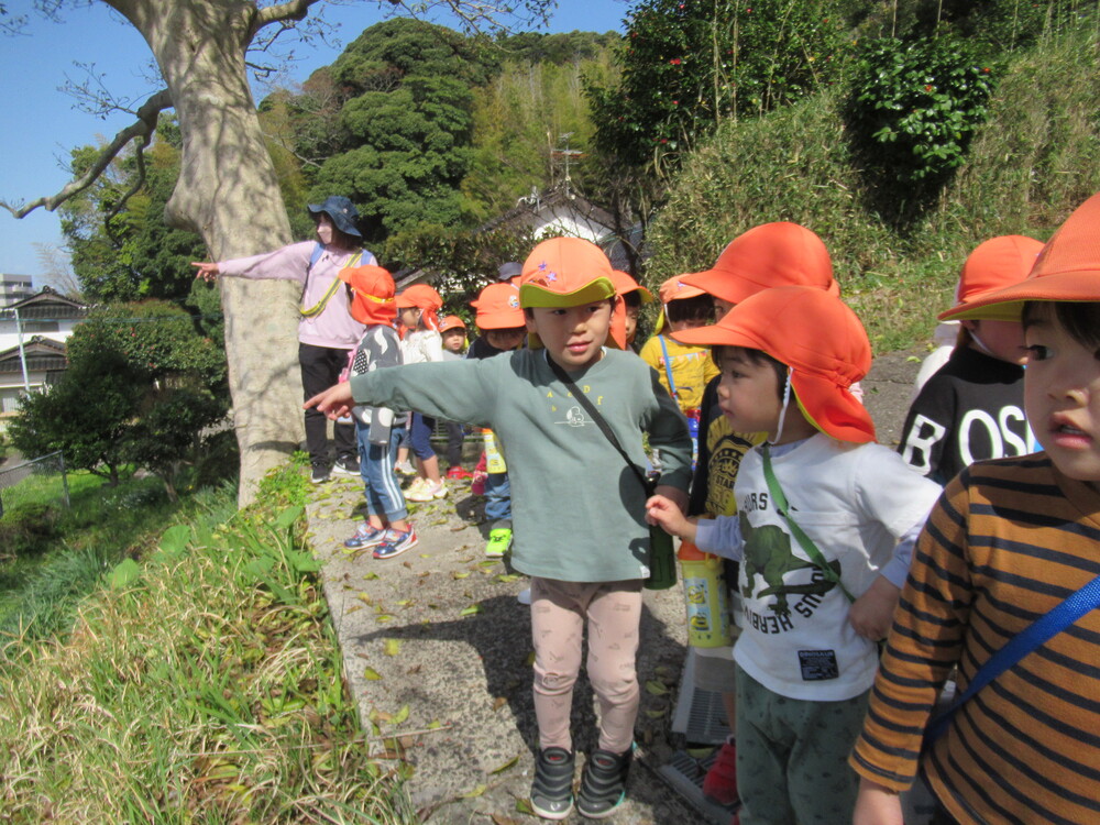 保育園を見ている子どもたち