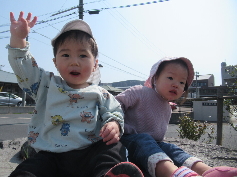 手を振る子ども