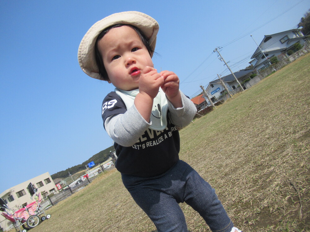 何かを見つけた子ども