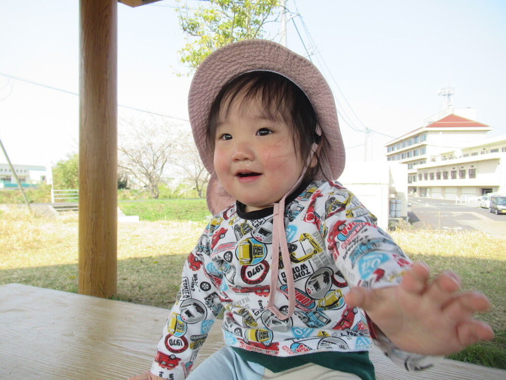 ベンチに座る子ども