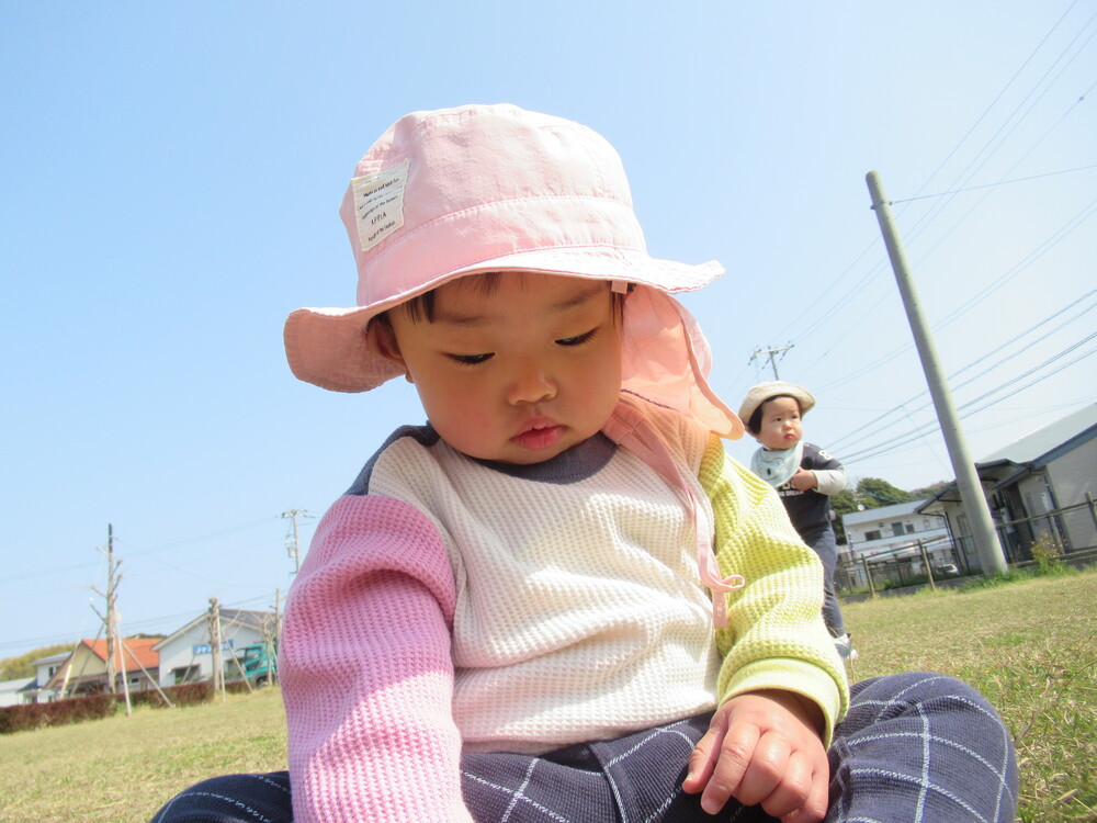 原っぱで遊ぶ子ども