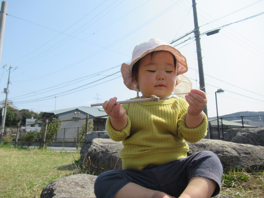 何かを見つけた子ども
