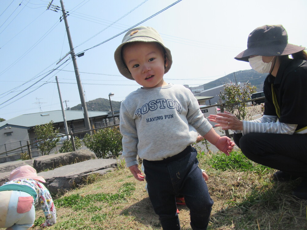 原っぱで遊ぶ子ども