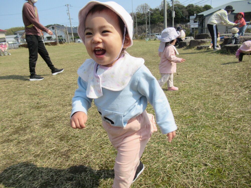 原っぱで遊ぶ子ども
