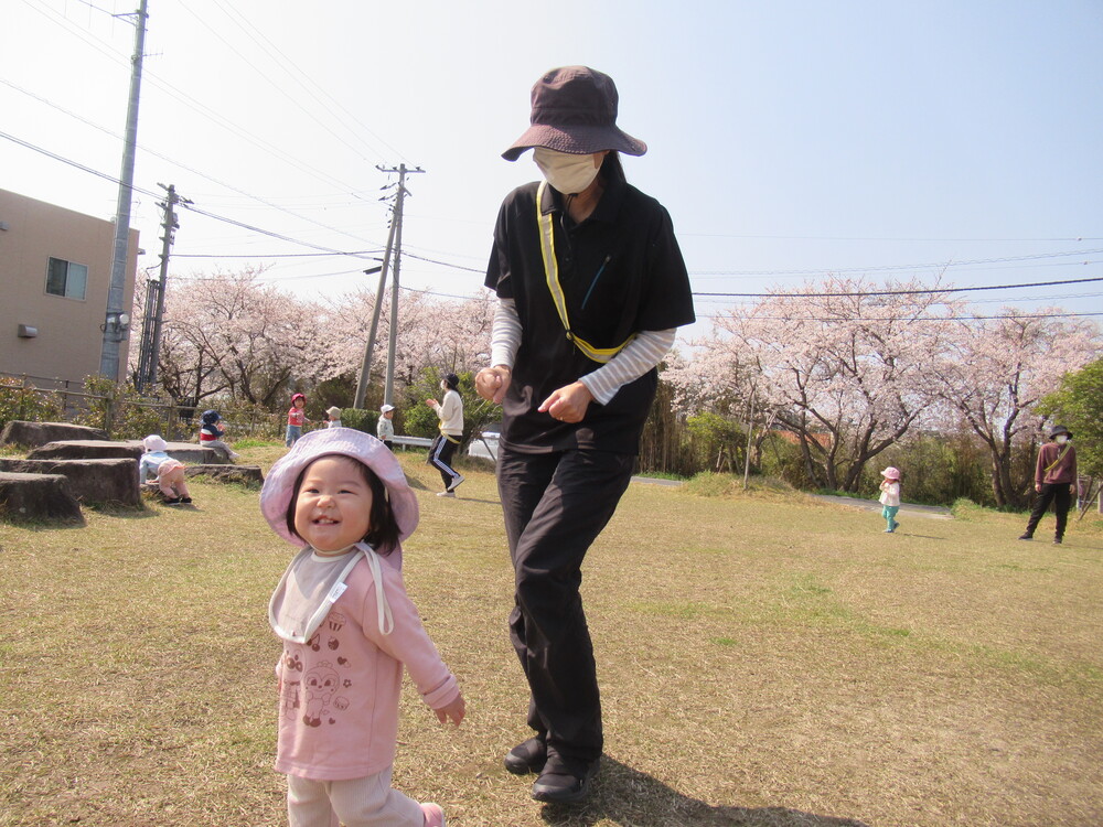 原っぱで遊ぶ子ども
