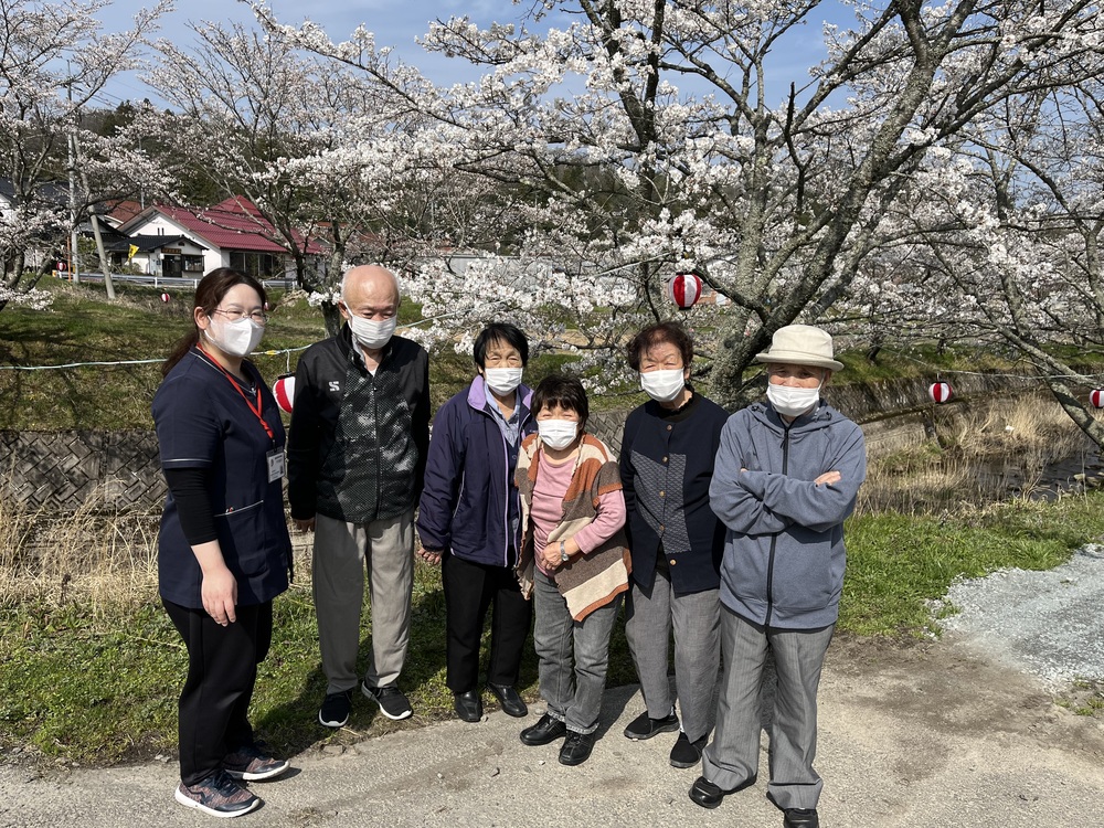 桜をバックに記念写真