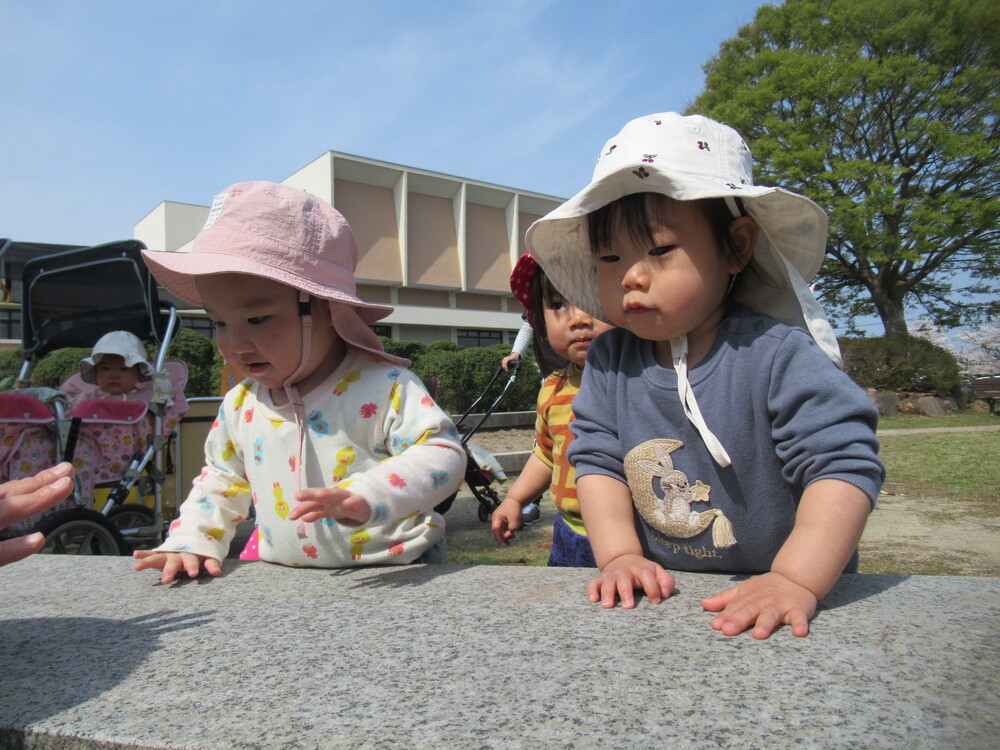 ベンチを叩いている