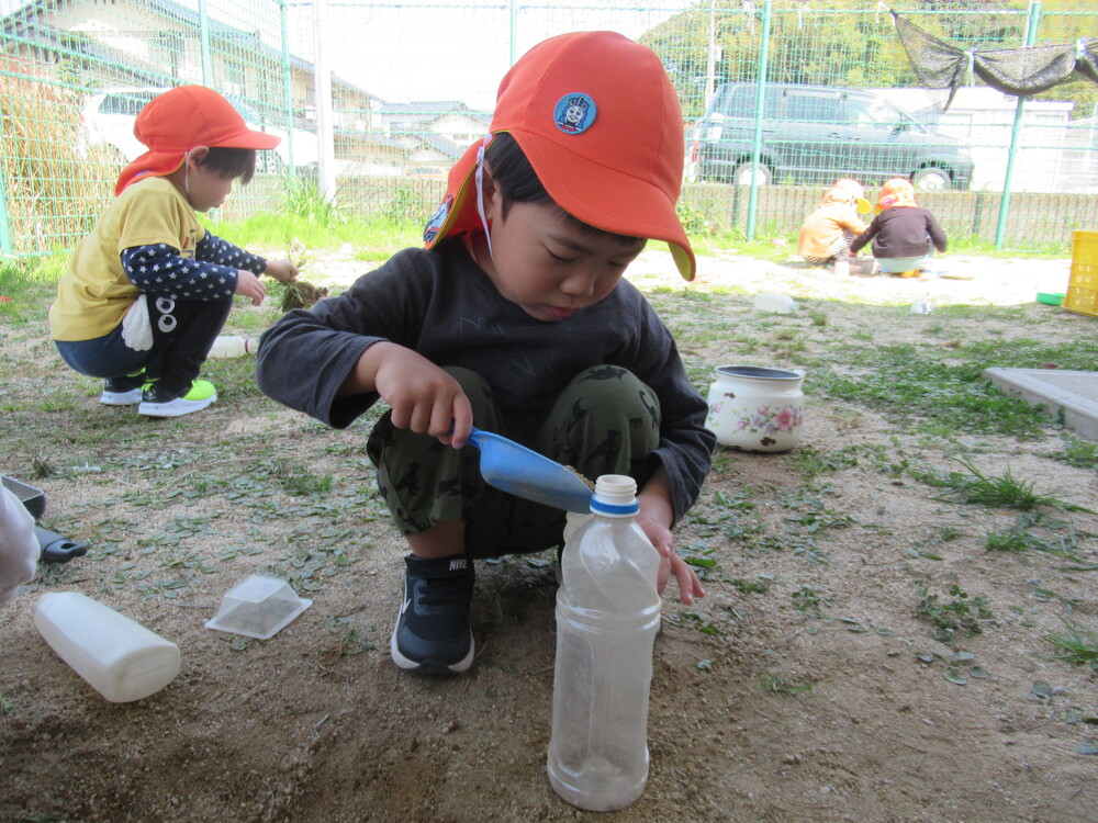 園庭で遊んでいる