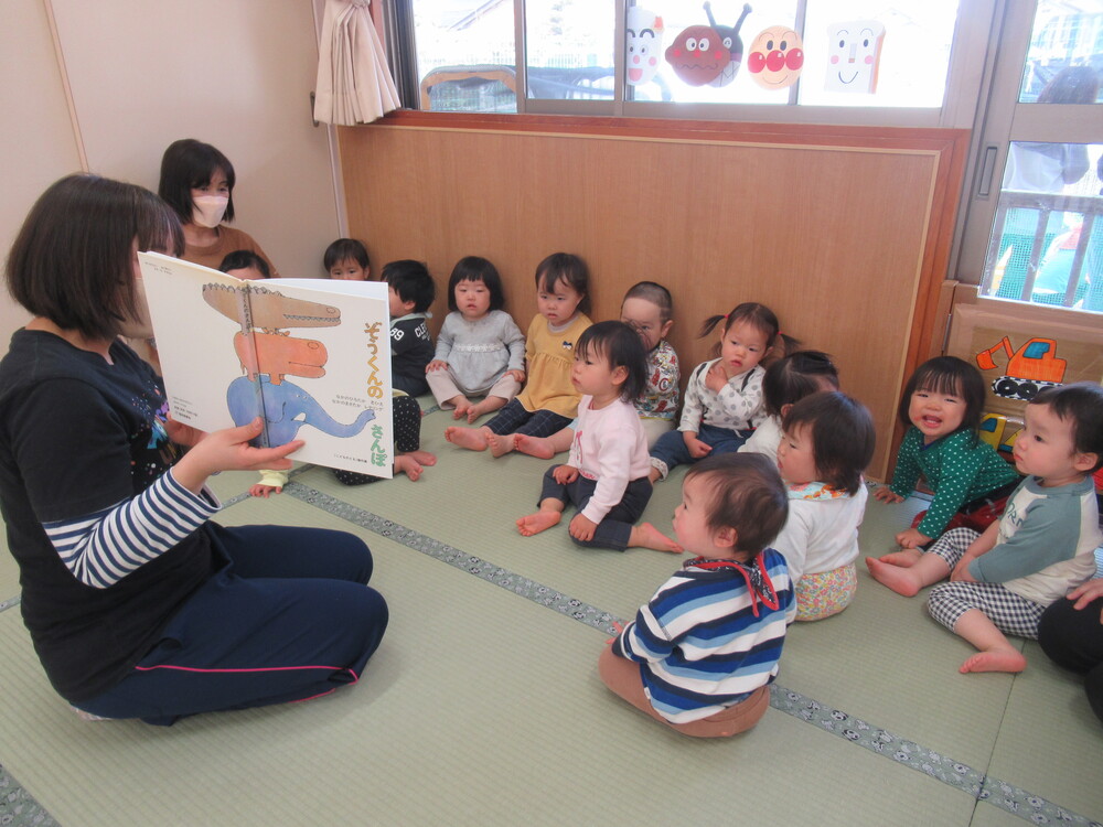 絵本を見る子ども