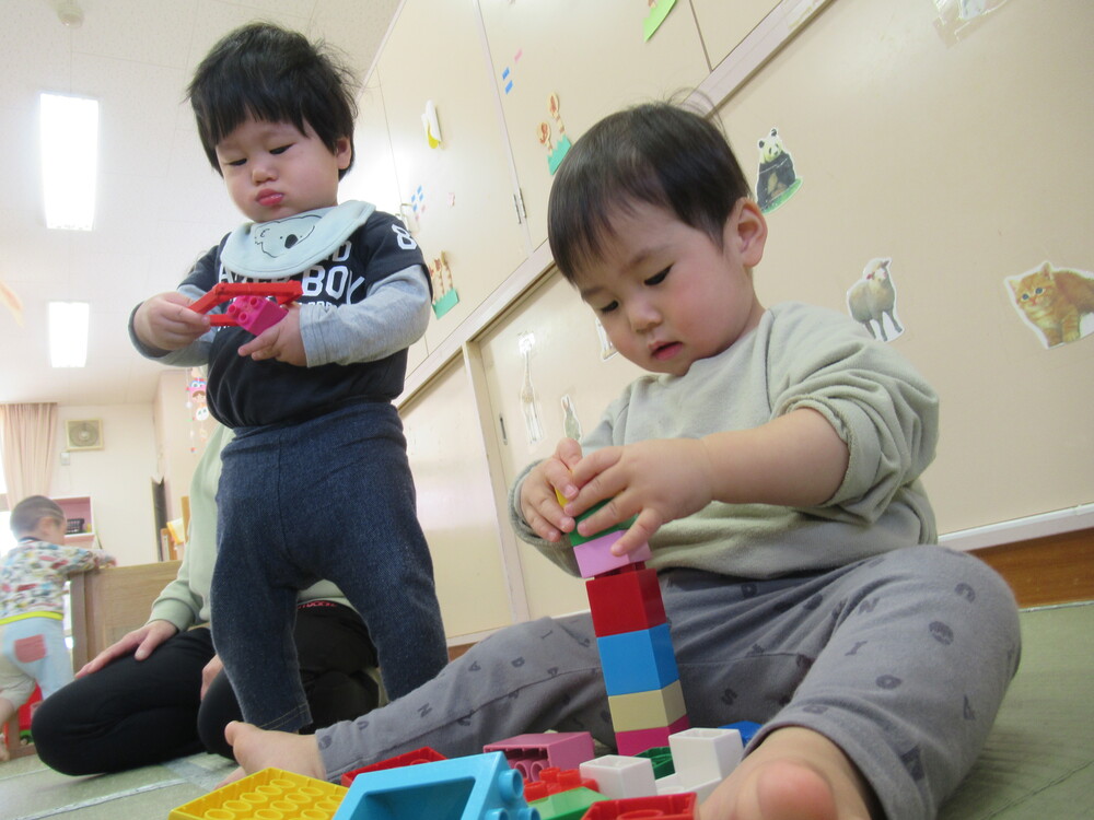 ブロックで遊ぶ子ども