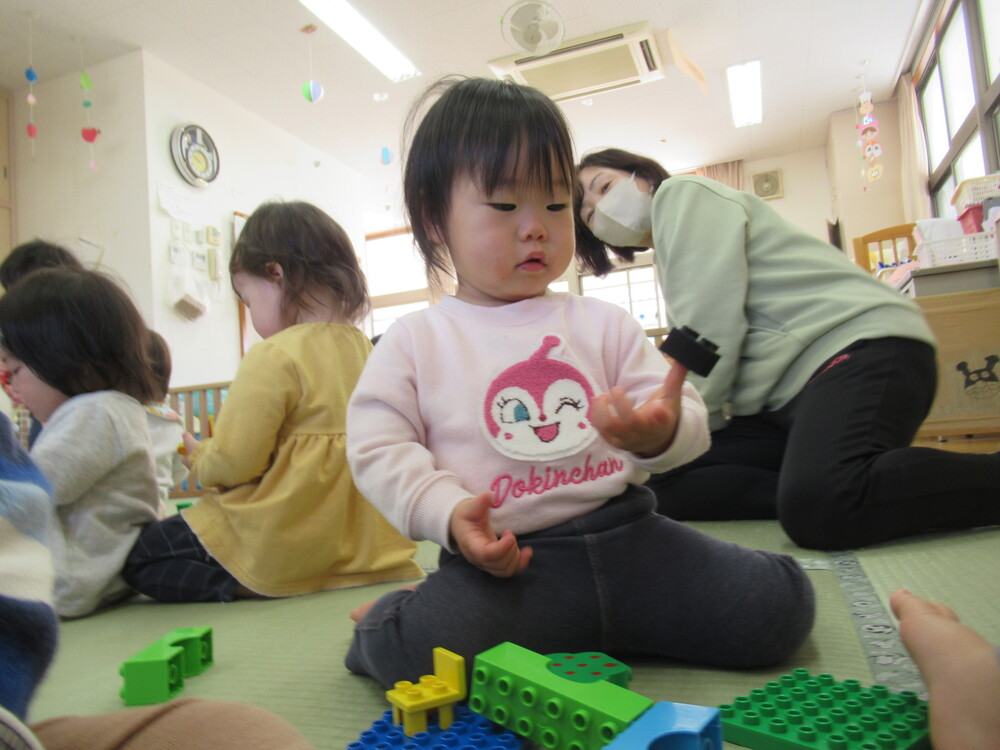 ブロックで遊ぶ子ども