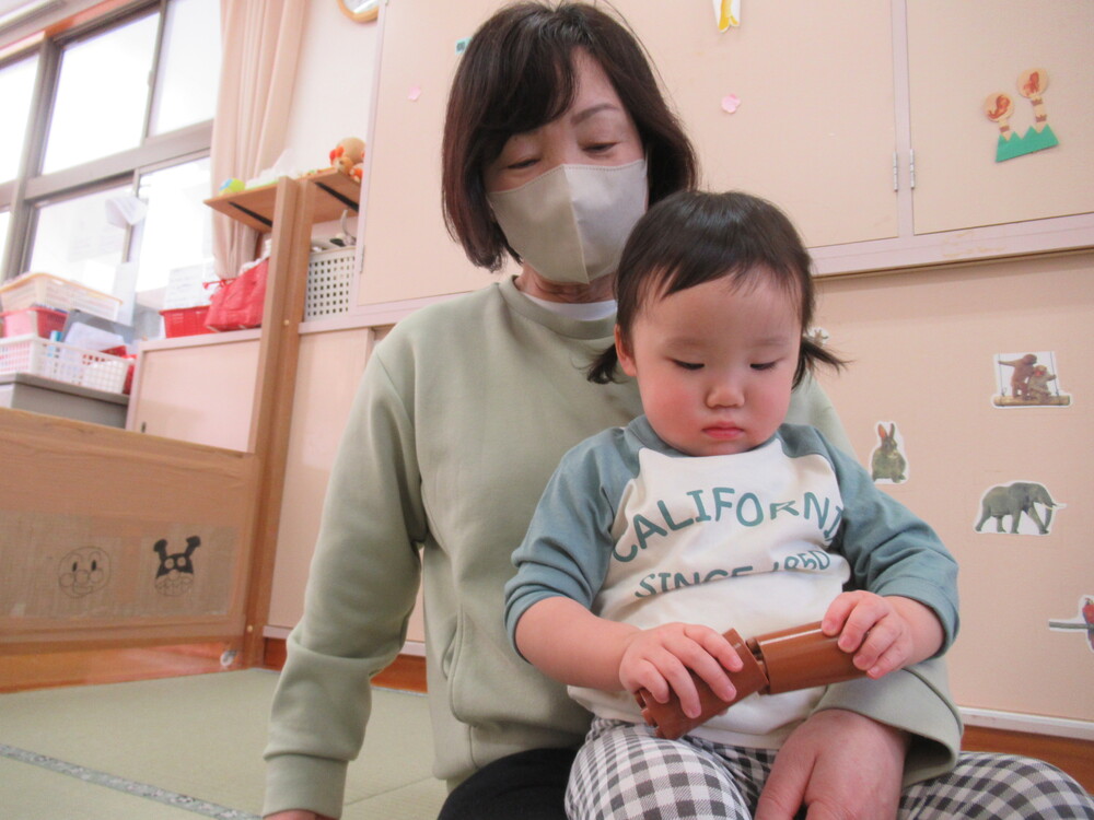 ブロックで遊ぶ子ども