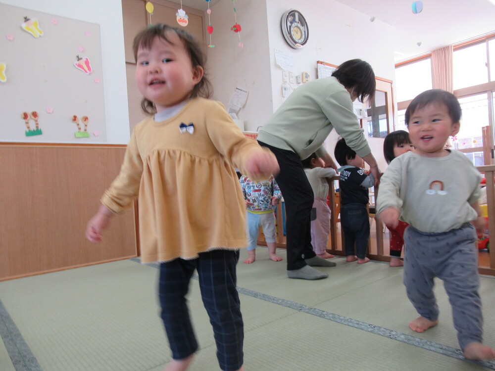 ブロックで遊ぶ子ども