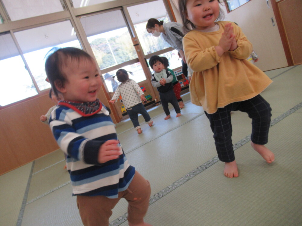リズムをする子ども
