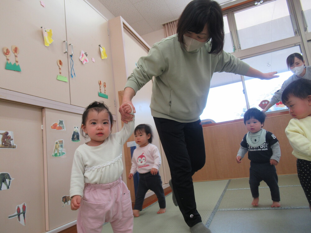 リズムをする子ども