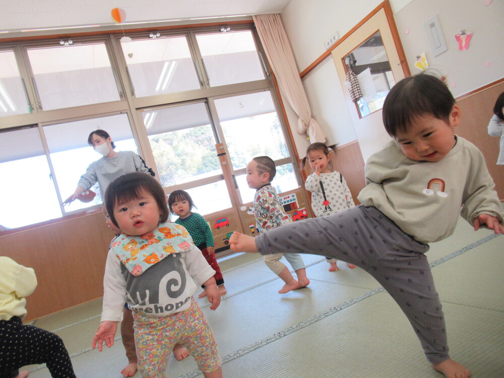 リズムをする子ども