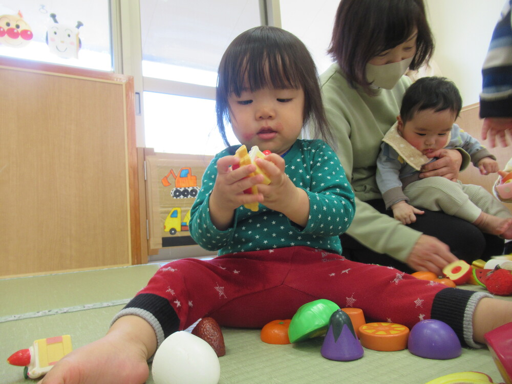 ままごとをする子ども