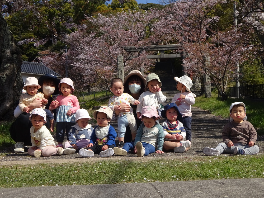 桜の下で集合写真