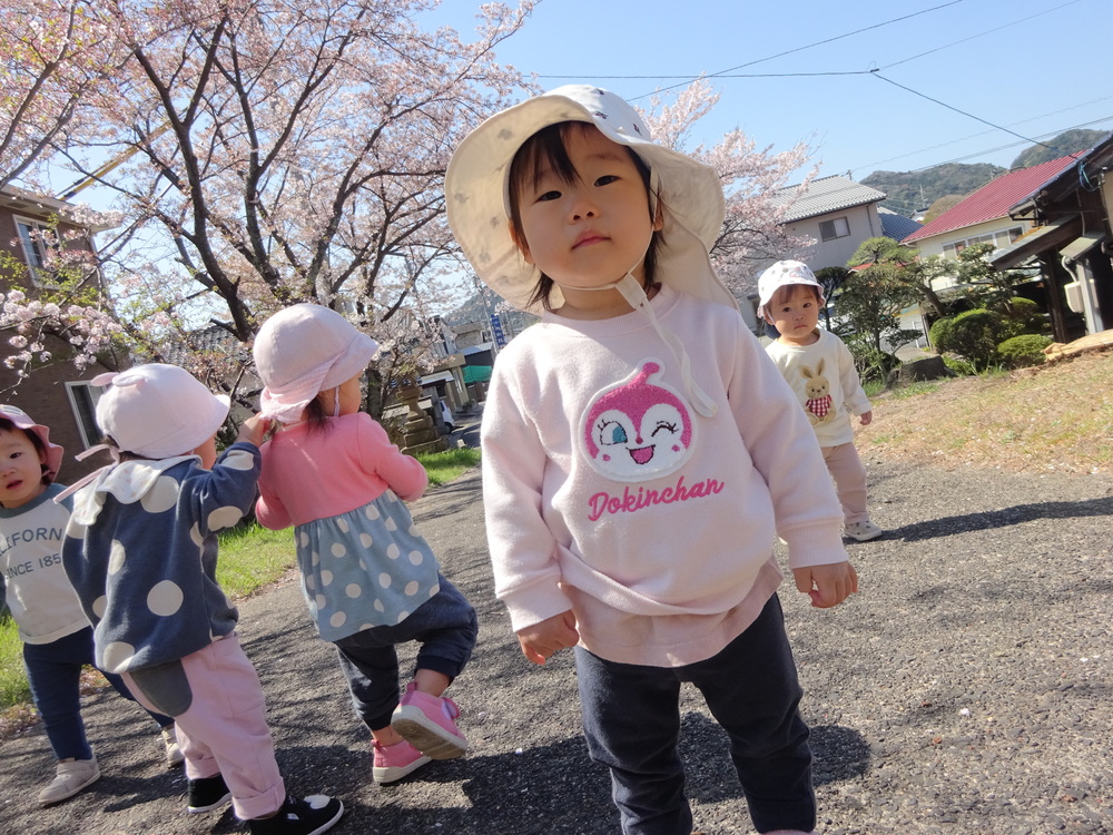 桜を見る子ども