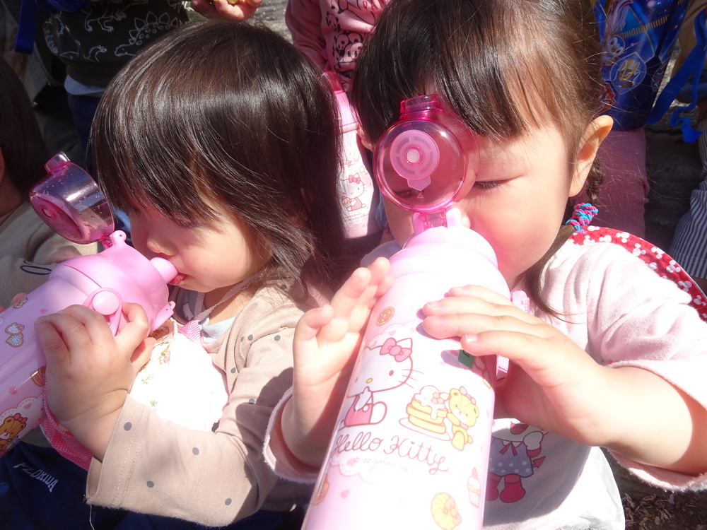 お茶を飲む
