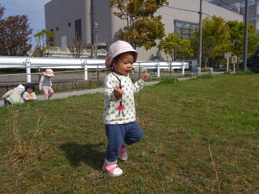 芝生の上を走る女の子