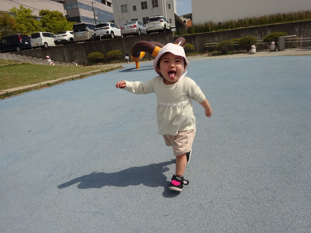 かけっこをしている女の子