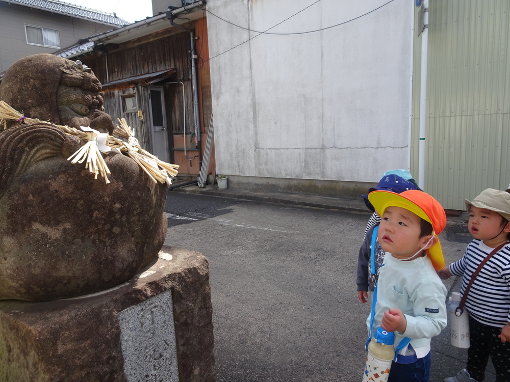 だるまを見ている子どもたち