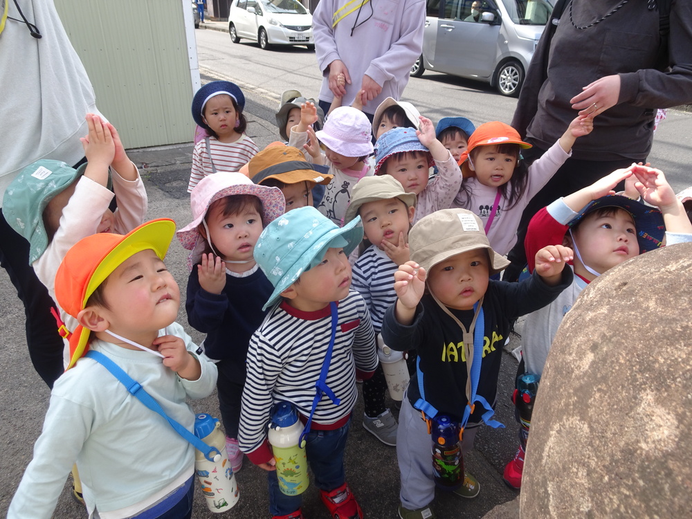 だるまを触っている子どもたち