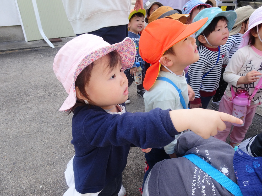だるまを触っている子どもたち