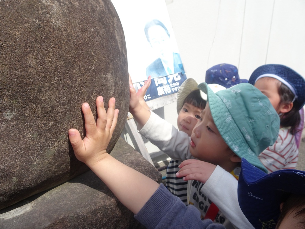 だるまを触っている子どもたち