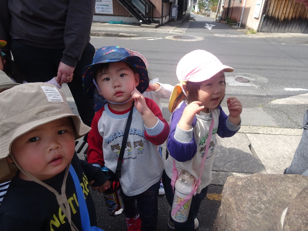 だるまを見ている子どもたち