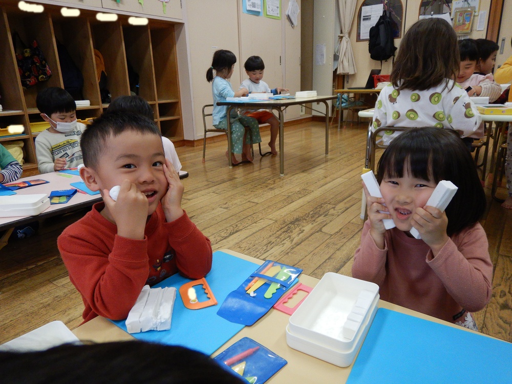 粘土を顔に当てる