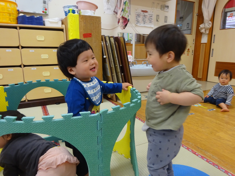 お友だちと顔を見合わせている子どもたち