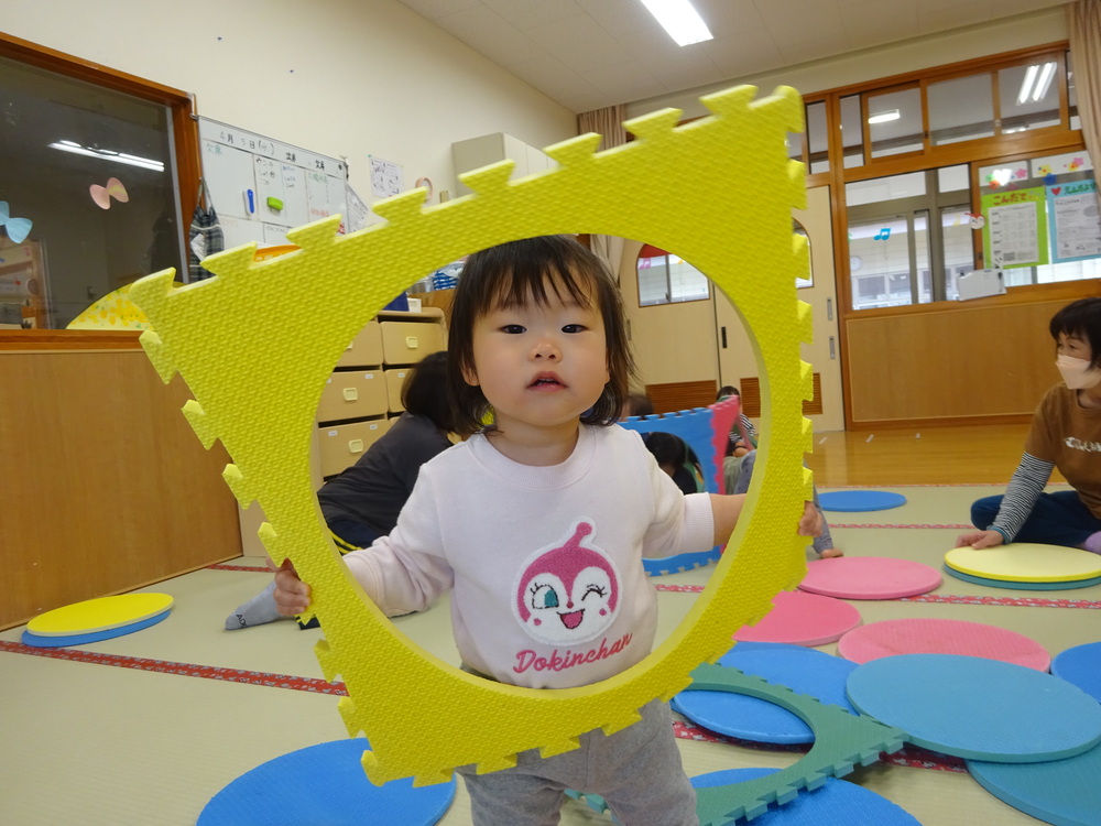 プラポイントの丸の中から顔を出している女の子