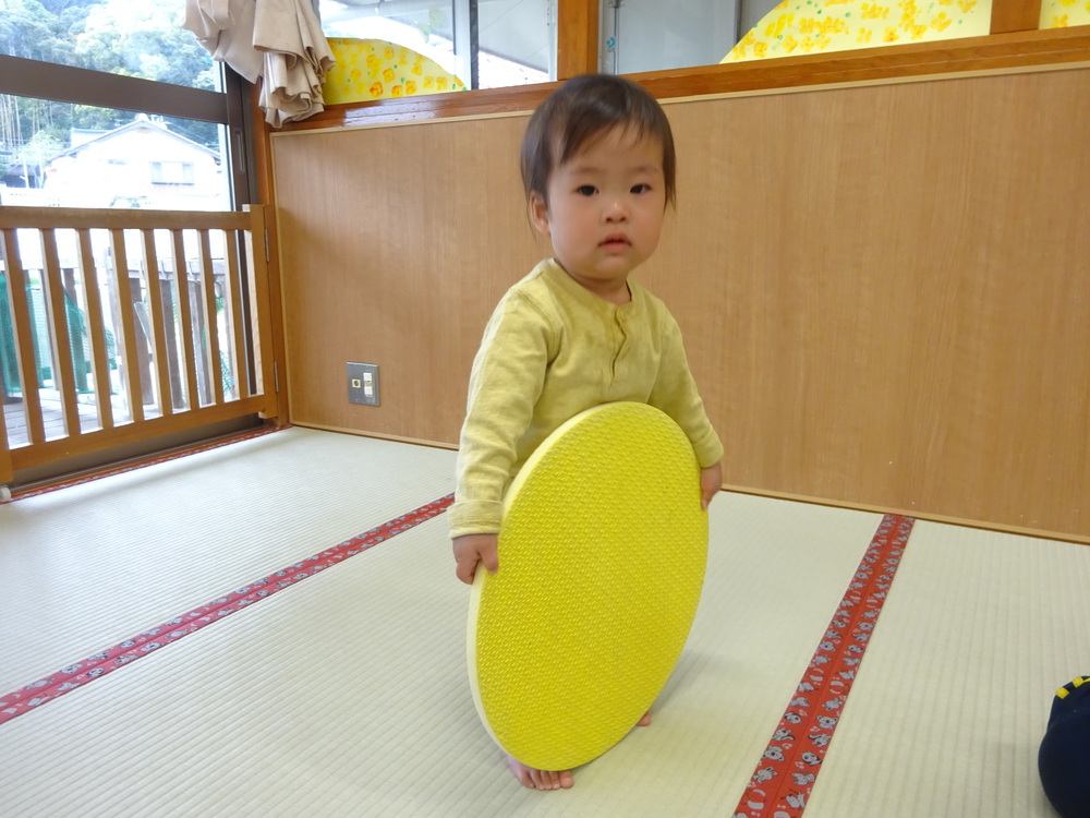 プラポイントの丸を持っている女の子