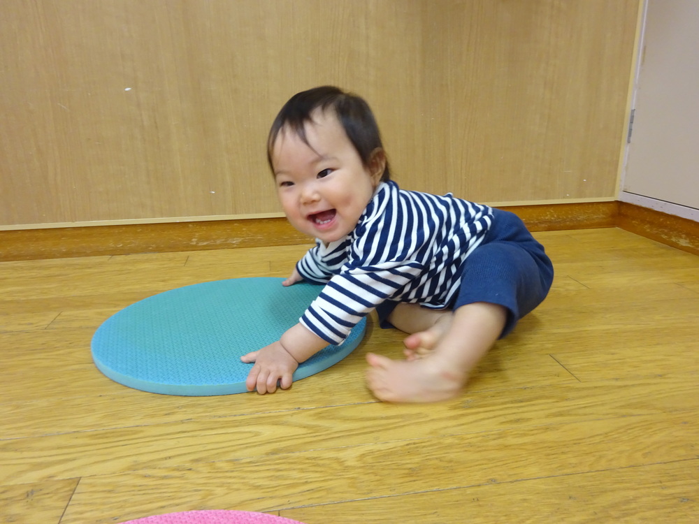 プラポイントの丸を持っている女の子