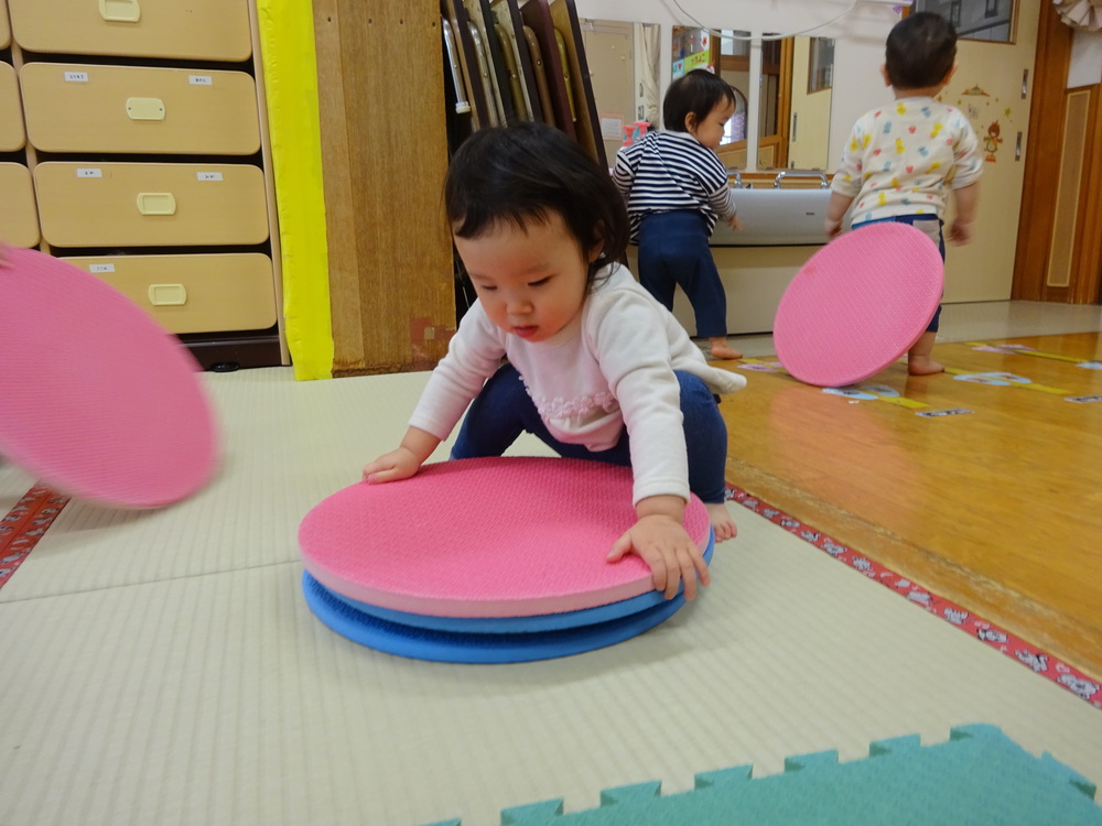 プラポイントの丸を運んでいる女の子